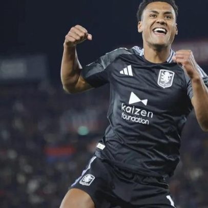 Aston Villa vence Bolonha 3-1, com erros dos anfitriões