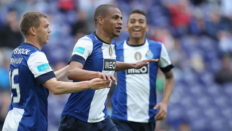 Fernando, ex-jogador do FC Porto, anuncia reforma aos 38 anos