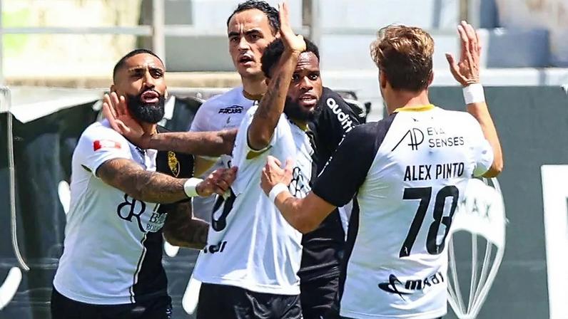 Jogadores do Farense festejam um dos golos marcados na vitória sobre o Sporting B