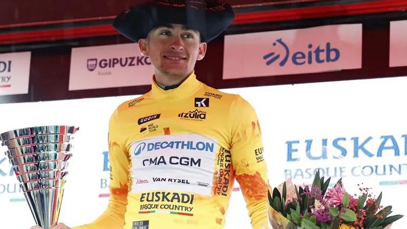 Paul Seixas com o troféu e a 'txapela'