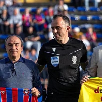 João Pinheiro recebe camisolas de Felgueiras e Paços de Ferreira