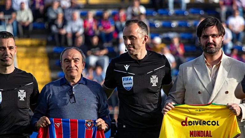 João Pinheiro recebe camisolas de Felgueiras e Paços de Ferreira