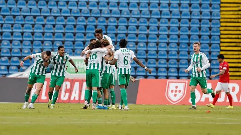 Rio Ave celebrou o triunfo nos Açores