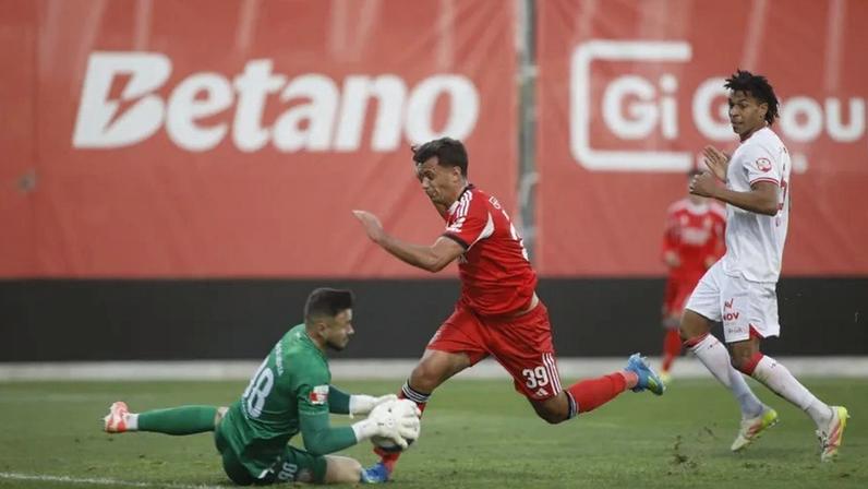 Henrique Araújo tenta fazer golo