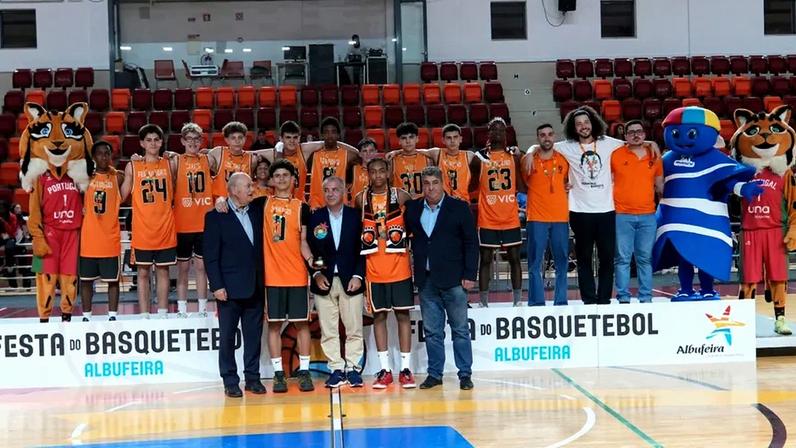 AB Lisboa recebeu o troféu nos sub-14 masculinos das mãos de Manuel Fernandes, presidente da FPB, Pedro Dias, secretário de estado do Desporto, Jorge do Carmo, vice-presidente da CM Albufeira