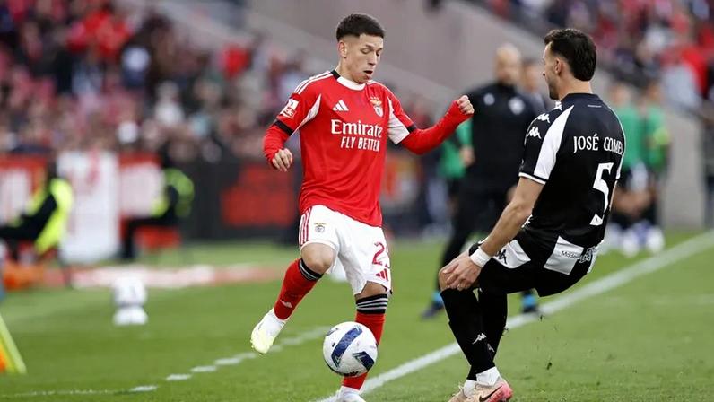 Prestianni eleito homem do jogo, após assistências no Benfica