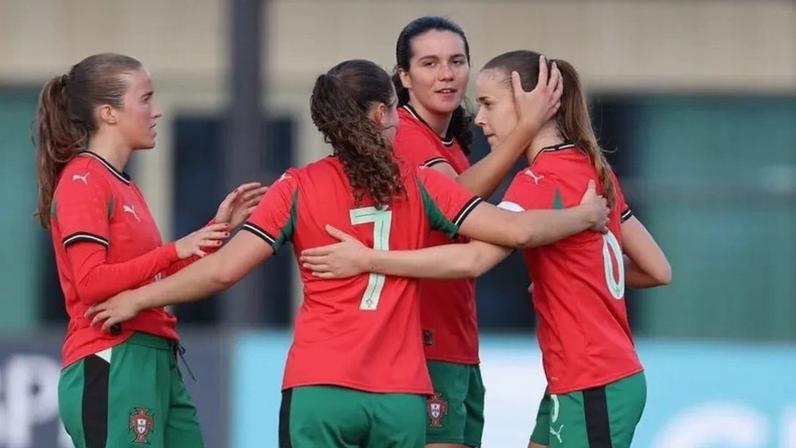 Jogadoras de Portugal festejam vitória frente à Irlanda do Norte no Euro Sub-19