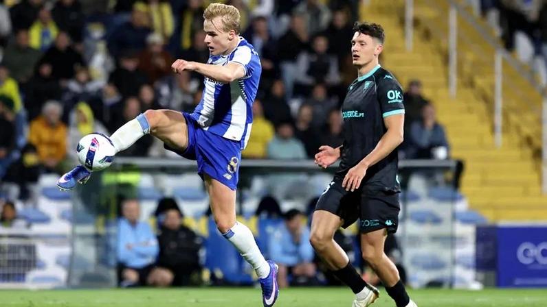 Froholdt foi o melhor em campo e premiou Pepê, elogiando-o