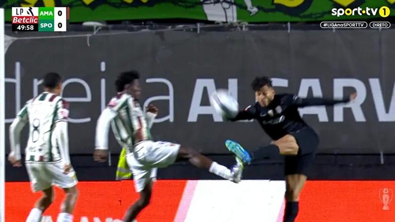 Sporting pediu penálti de Doué sobre Suárez, mas nada foi assinalado