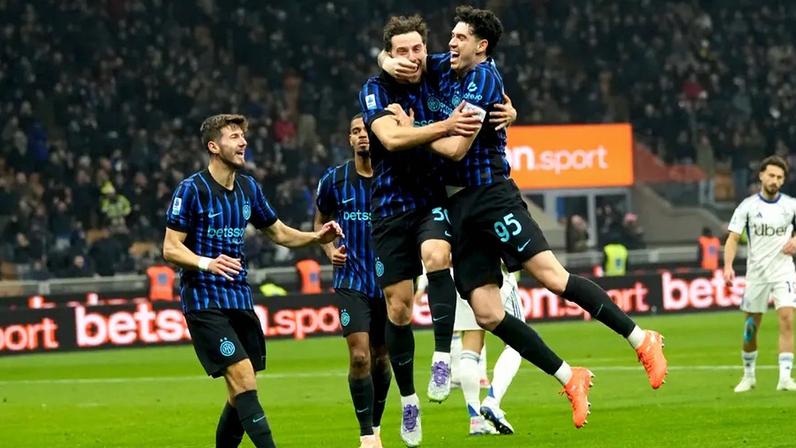 Jogadores do Inter festejam frente ao Como