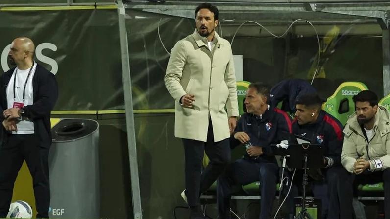 César Peixoto reage junto ao banco do Gil Vicente durante o jogo com o Tondela