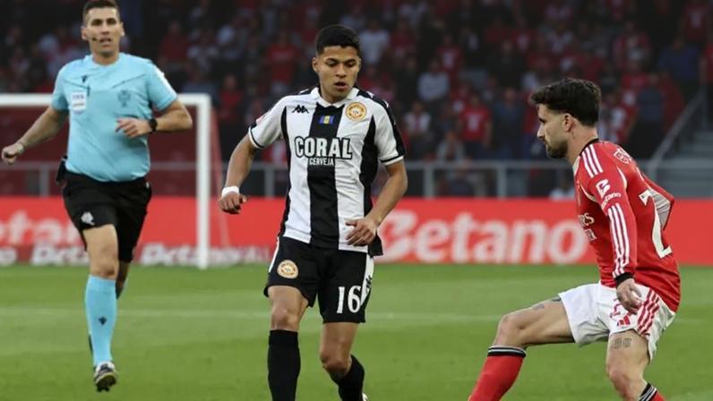 Alan Nuñez disputa lance com Rafa Silva durante o Benfica-Nacional no Estádio da Luz