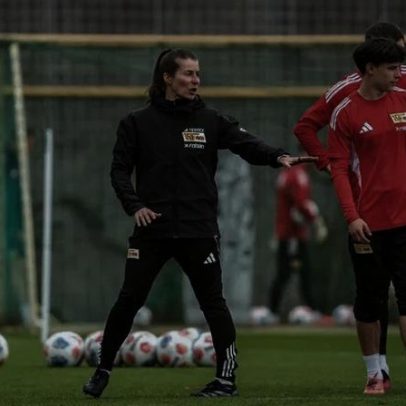Marie-Louise Eta conduz o primeiro treino no comando do Union Berlin