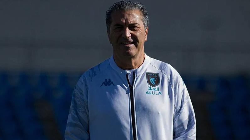 José Peseiro vence e fica a 5 pontos da subida direta ao principal escalão árabe