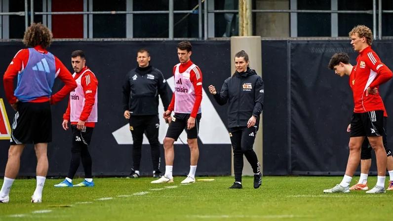 Marie-Louise Eta dá indicações aos jogadores do Union Berlim durante o treino