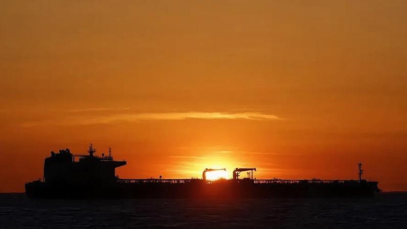 EUA suspendem sanções ao petróleo iraniano para atenuar efeitos da guerra no Médio Oriente