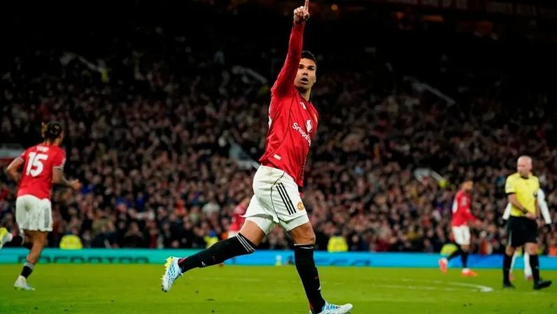 Casemiro, jogador do Manchester United, aponta para o céu