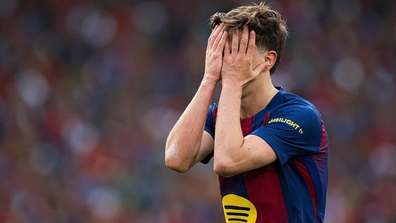 Gavi, jogador do Barcelona, tapa o rosto durante o jogo