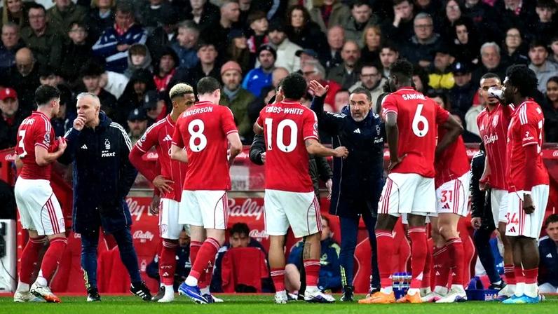 Vítor Pereira, treinador do Nottingham Forest, à conversa com os jogadores