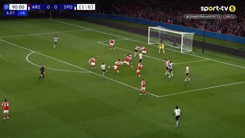 O momento do remate de João Simões