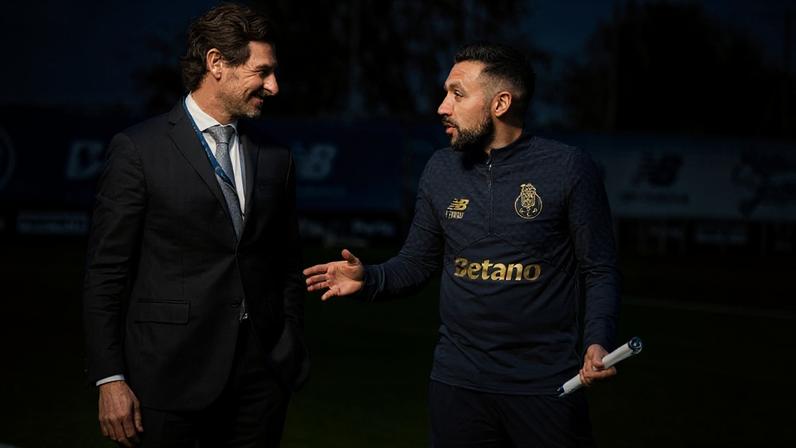 André Villas-Boas (à esquerda) à conversa com o treinador do FC Porto, Francesco Farioli (à direita), no Olival