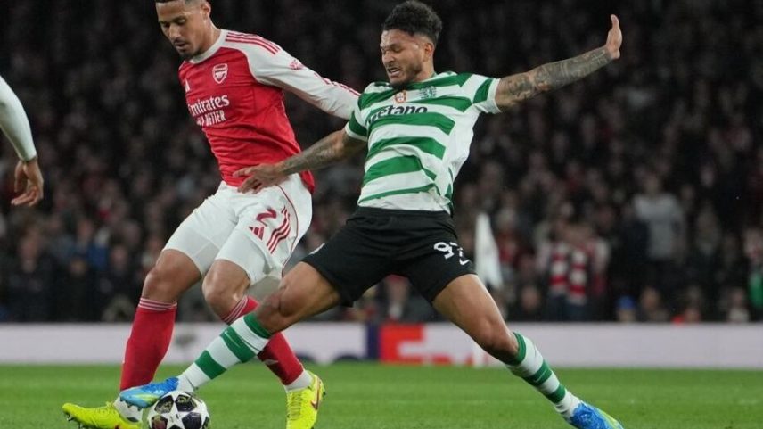 Luis Suárez em duelo com Saliba