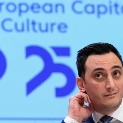 UE critica o regresso de nadadores russos e bielorrussos com bandeiras e hinos