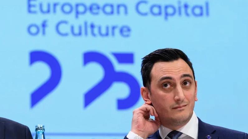 UE critica o regresso de nadadores russos e bielorrussos com bandeiras e hinos