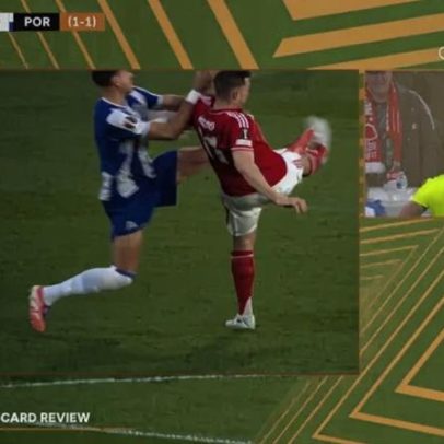 Entrada duríssima vale vermelho direto a Bednarek no Nottingham-FC Porto