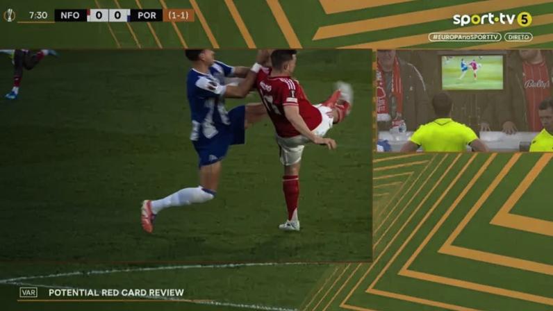 Entrada duríssima vale vermelho direto a Bednarek no Nottingham-FC Porto
