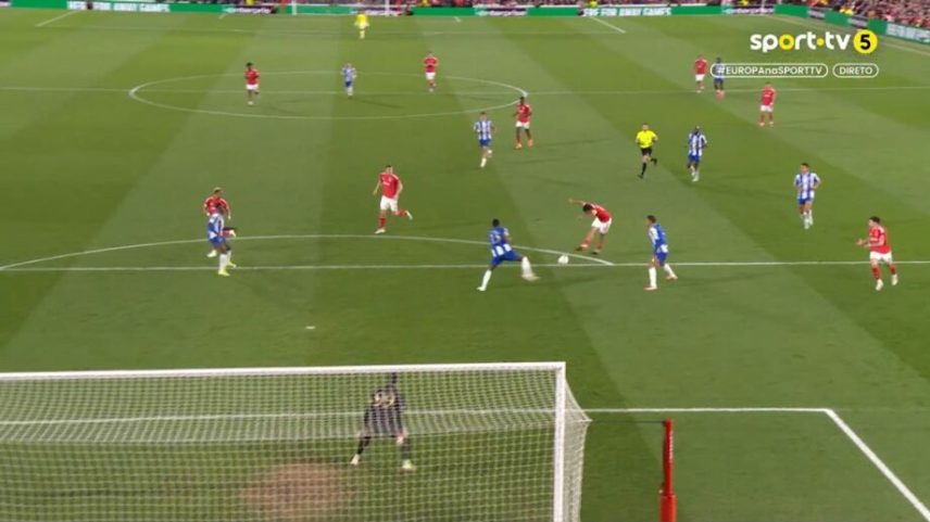 Desvio de Pablo Rosario deu vantagem ao Nottingham sobre o FC Porto