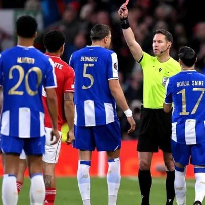 Bednarek mantém-se sereno após expulsão em Nottingham