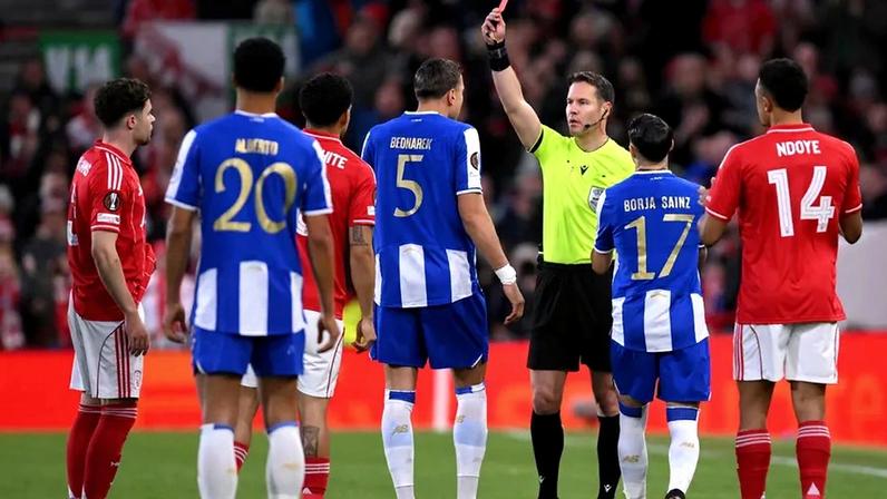 Bednarek mantém-se sereno após expulsão em Nottingham