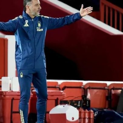 Vítor Pereira expulsa Bednarek; Chris Wood com problema no joelho