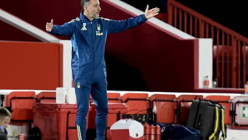 Vítor Pereira expulsa Bednarek; Chris Wood com problema no joelho