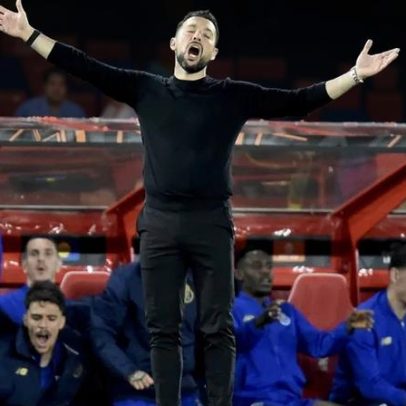 Banco do Porto protesta ao quarto árbitro por falta de bola no cone