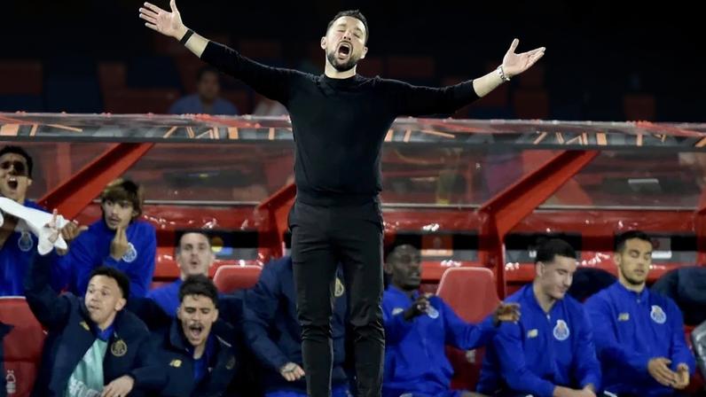 Banco do Porto protesta ao quarto árbitro por falta de bola no cone