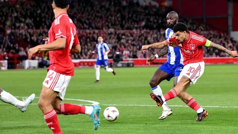 O momento em que Gibbs-White remata para o único golo do Nottingham frente ao FC Porto