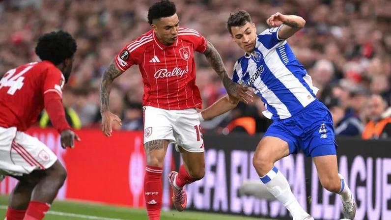 Os jogadores de Nottingham Forest e FC Porto em ação