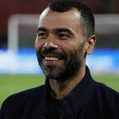 Ashley Cole afirma que não terá o estatuto de José Mourinho