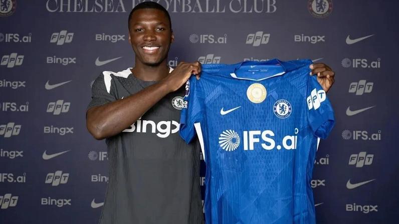Oficial: Moisés Caicedo renova com o Chelsea