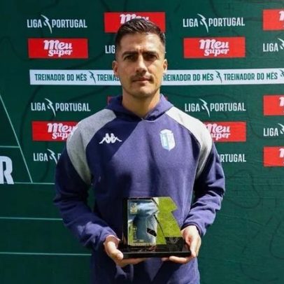 Ronald Molina recebe prémio de melhor treinador