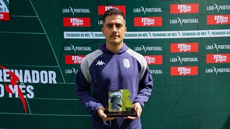 Ronald Molina recebe prémio de melhor treinador