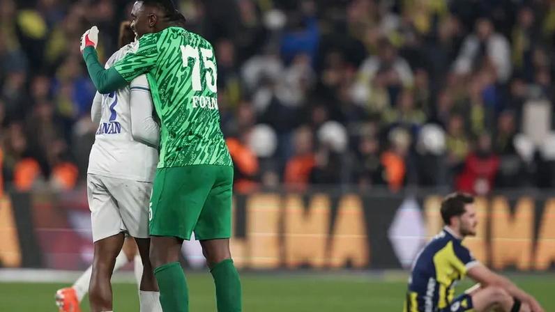 Talisca e Akturkoglu marcam, mas Fenerbahçe empata em casa