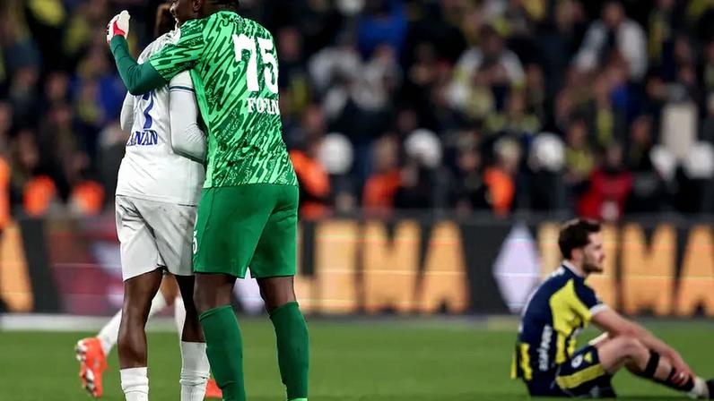 Talisca e Aktürkoglu marcam, Fenerbahçe empata em casa no último lance