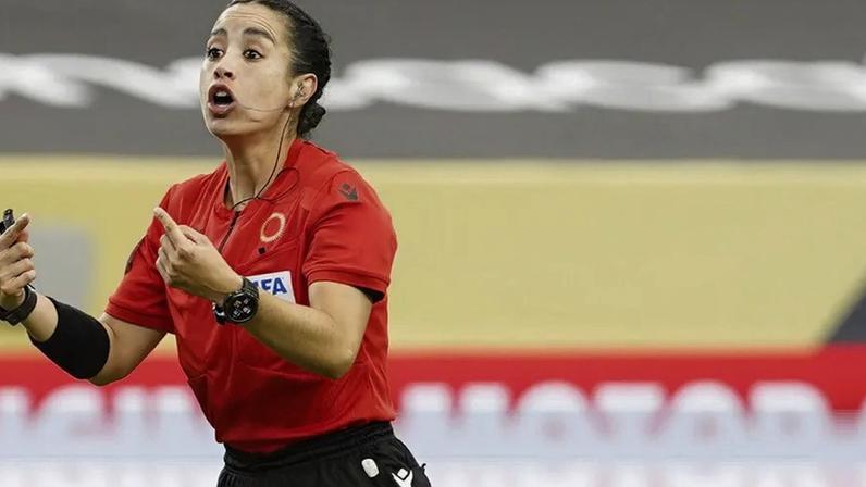 Treinador mexicano punido por insultos a árbitra