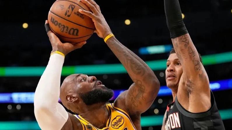 LeBron James em ação nos LA Lakers-Houston Rockets