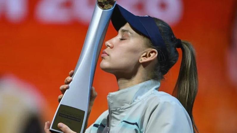 Elena Rybakina vence Estugarda ao derrotar Karolina Muchova
