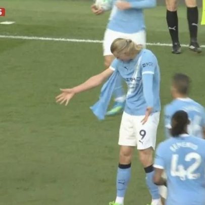 Gabriel rasga camisola interior de Haaland e o jogador atira-a para a bancada