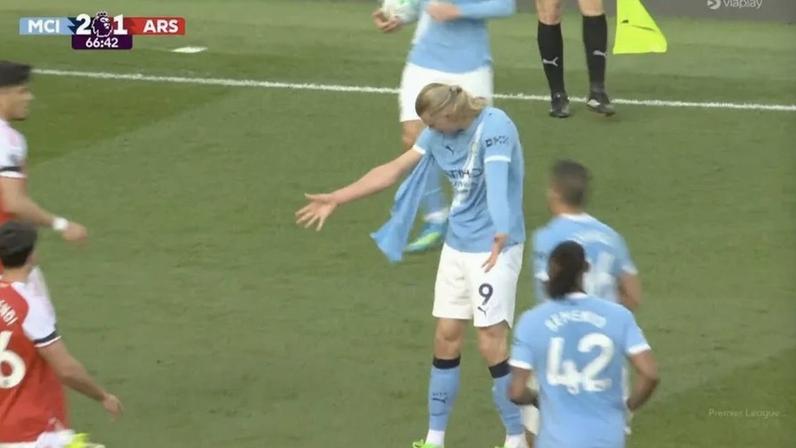 Gabriel rasga camisola interior de Haaland e o jogador atira-a para a bancada